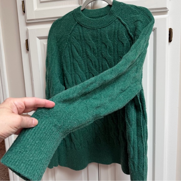 Aerie Unreal Cable Knit Crewneck Sweater in Green Size Small - Picture 6 of 10